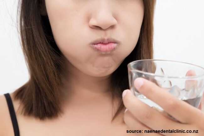 Dental-hygienist-oil-pulling